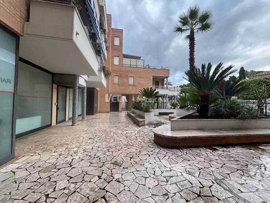 Immagine 10 di Attività commerciale in vendita  a San Benedetto Del Tronto