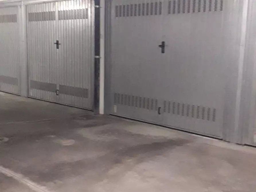 Immagine 3 di Box auto in vendita  in via Zeveto 36 a Chiari