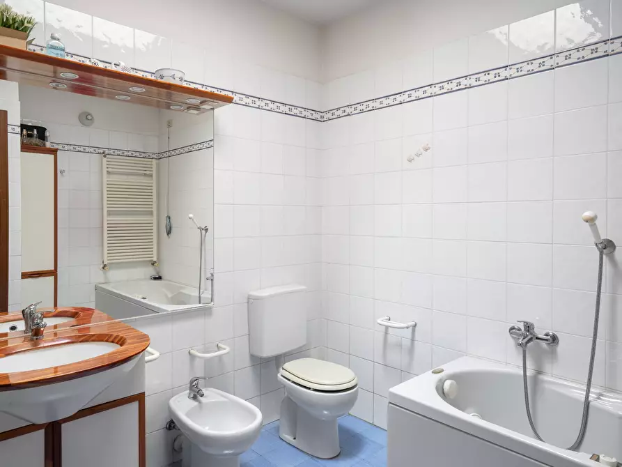 Immagine 9 di Appartamento in vendita  in via Giulio Cesare 2 a Desenzano Del Garda