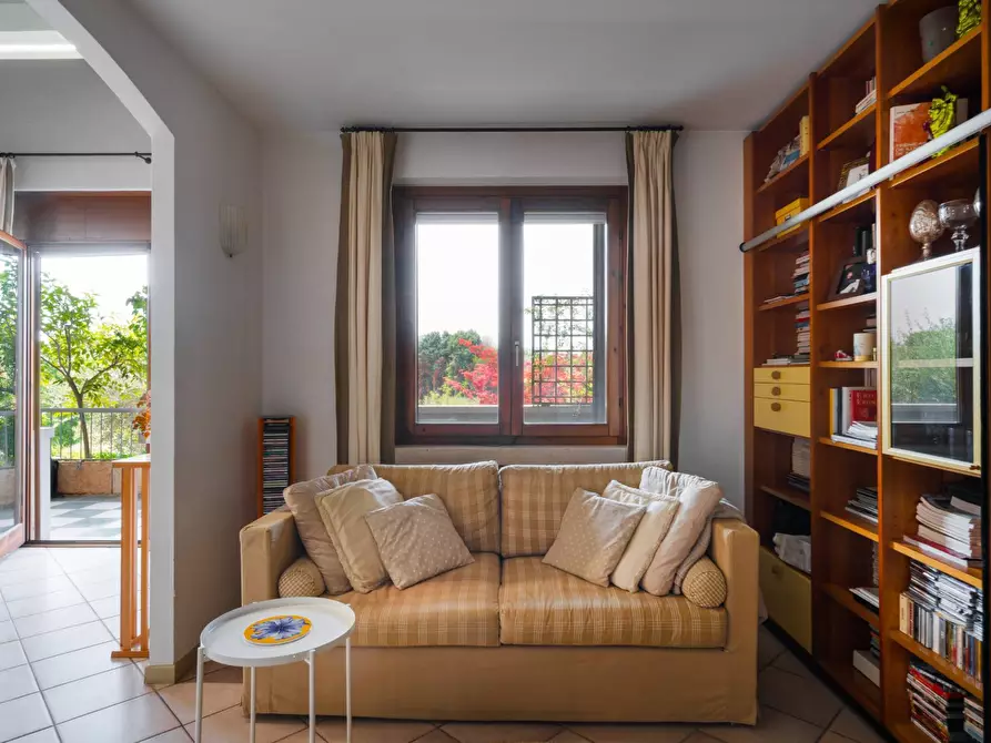 Immagine 3 di Appartamento in vendita  in via Giulio Cesare 2 a Desenzano Del Garda