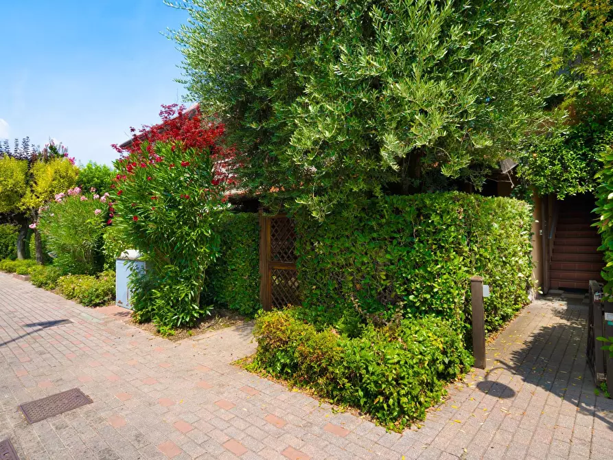 Immagine 13 di Appartamento in vendita  in via Giulio Cesare 2 a Desenzano Del Garda