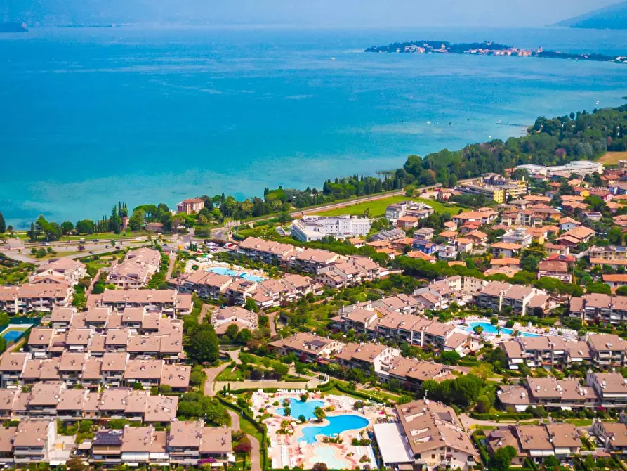 Immagine 21 di Appartamento in vendita  in via Giulio Cesare 2 a Desenzano Del Garda