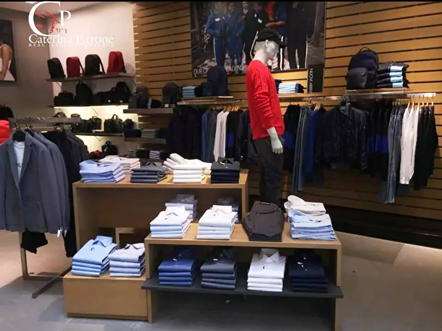 Immagine 1 di Negozio in affitto  in via Rondinella 38 a Firenze