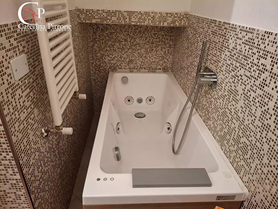 Immagine 31 di Appartamento in vendita  in viale dei Mille 31 a Firenze