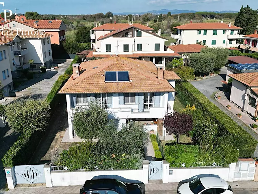 Immagine 2 di Villa in vendita  in via Carlo Ginori 10 a Cecina