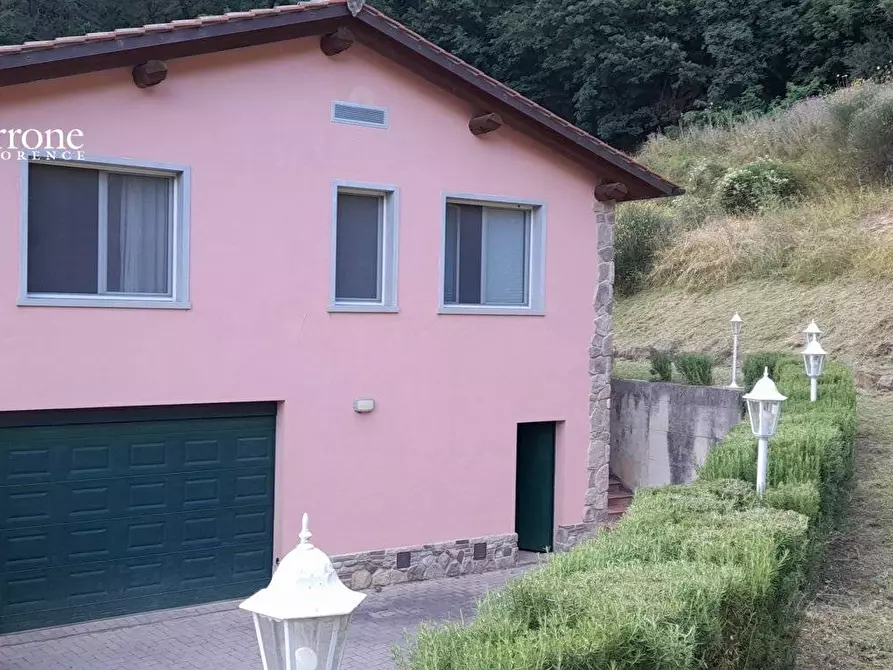 Immagine 1 di Villa in vendita  in via del Lago 1 a Londa