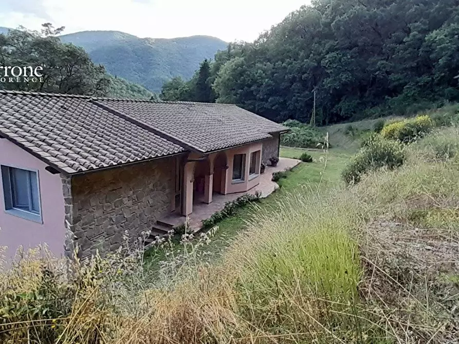 Immagine 6 di Villa in vendita  in via del Lago 1 a Londa