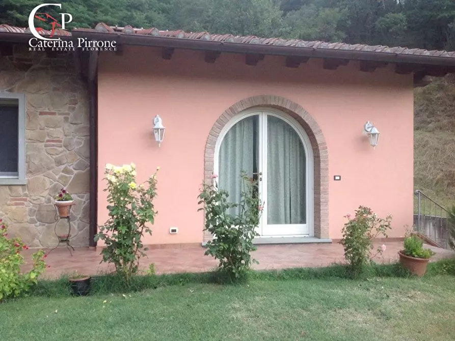 Immagine 2 di Villa in vendita  in via del Lago 1 a Londa