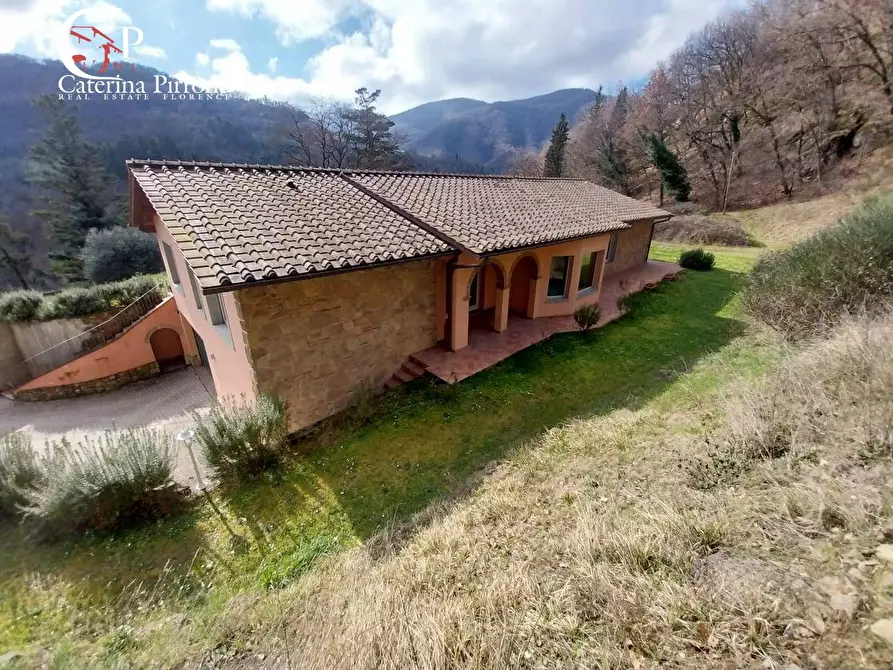 Immagine 11 di Villa in vendita  in via del Lago 1 a Londa