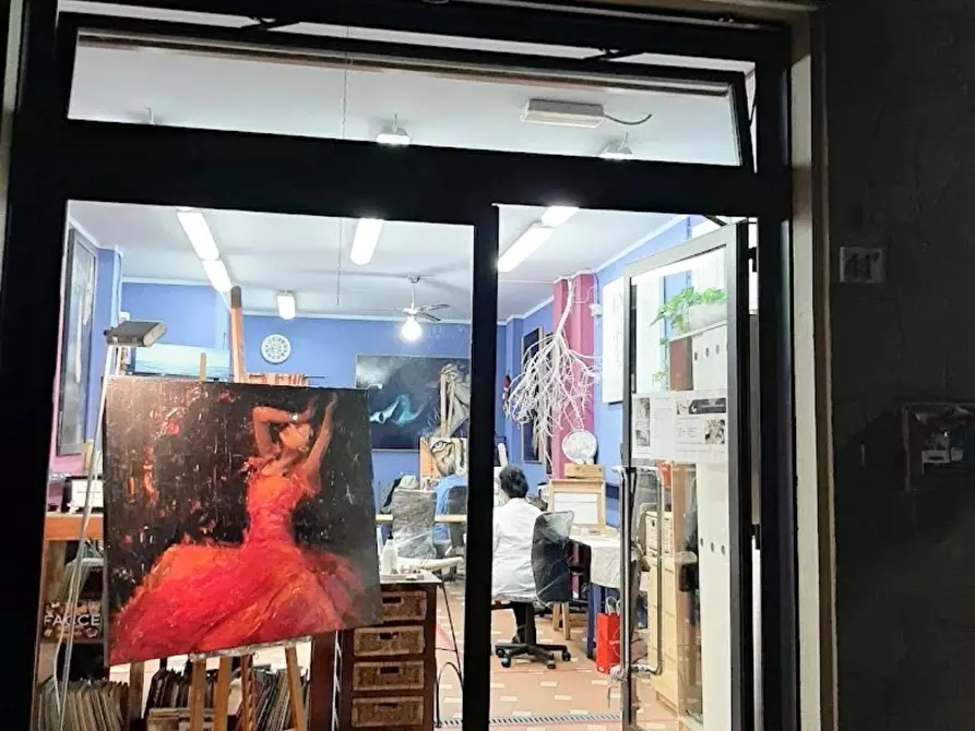 Immagine 1 di Negozio in vendita  in via Lunga a Firenze