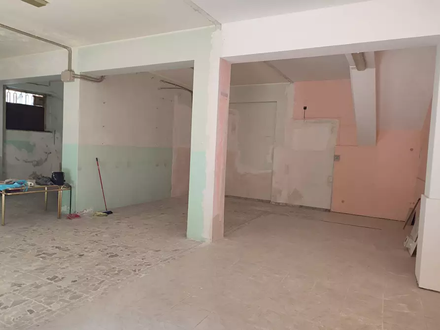 Immagine 6 di Negozio in vendita  a Belpasso