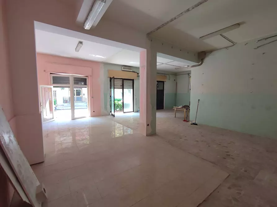 Immagine 9 di Negozio in vendita  a Belpasso