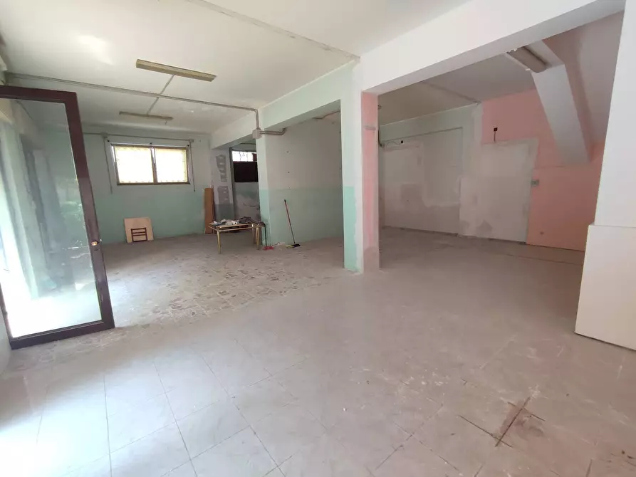 Immagine 10 di Negozio in vendita  a Belpasso