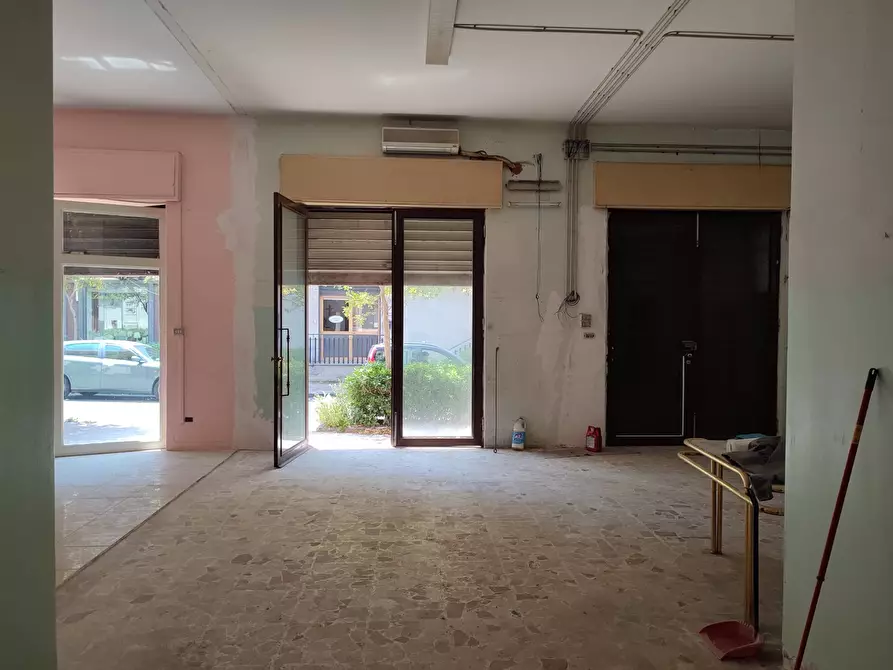 Immagine 11 di Negozio in vendita  a Belpasso