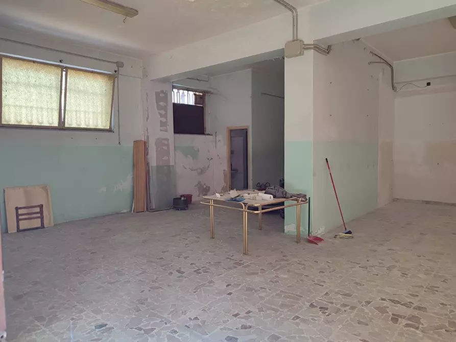 Immagine 12 di Negozio in vendita  a Belpasso