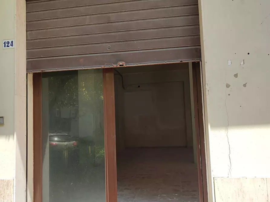 Immagine 15 di Negozio in vendita  a Belpasso