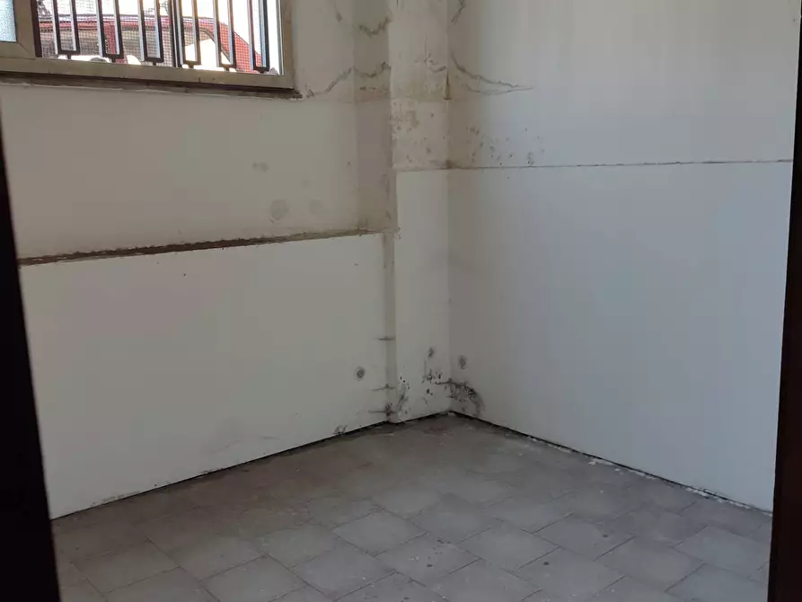 Immagine 2 di Box auto in vendita  a Gravina Di Catania