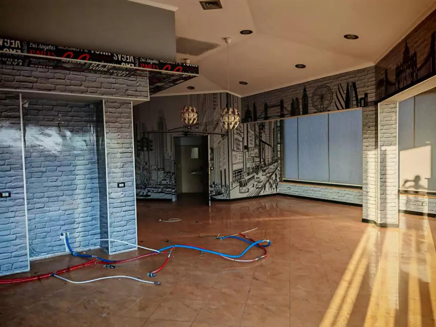 Immagine 13 di Negozio in vendita  a Santa Maria Di Licodia