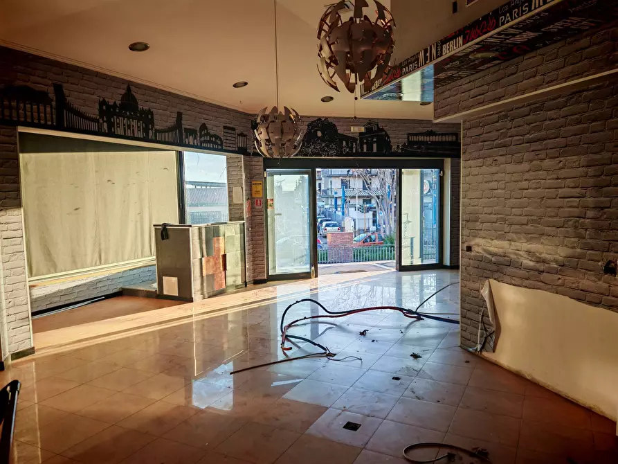 Immagine 17 di Negozio in vendita  a Santa Maria Di Licodia