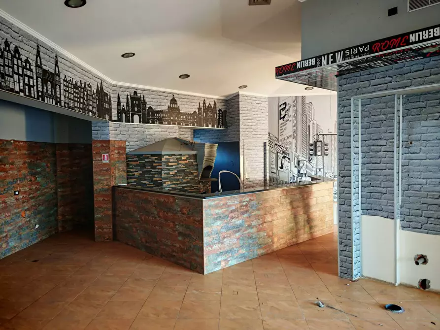 Immagine 18 di Negozio in vendita  a Santa Maria Di Licodia