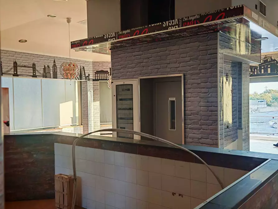 Immagine 19 di Negozio in vendita  a Santa Maria Di Licodia