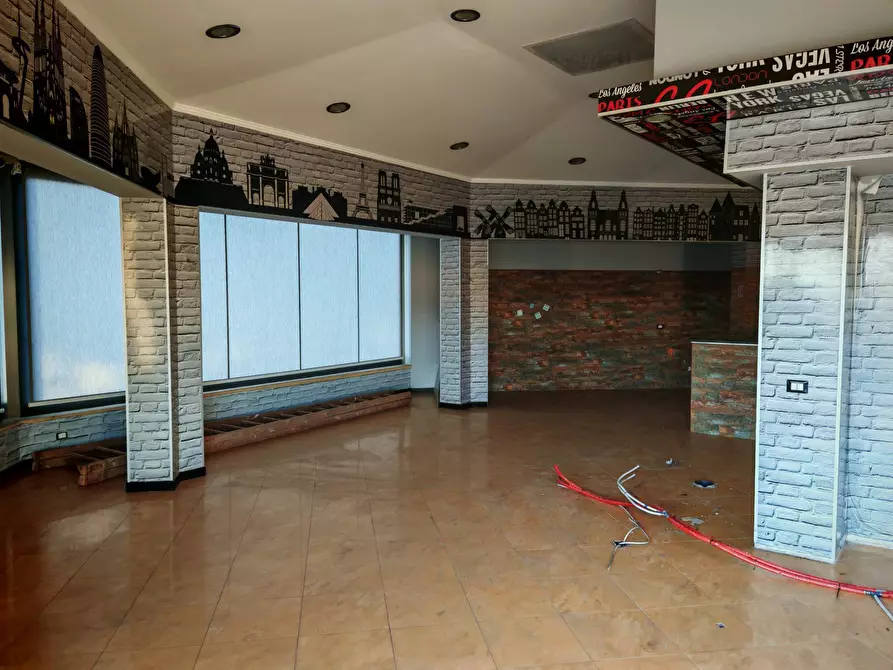 Immagine 21 di Negozio in vendita  a Santa Maria Di Licodia