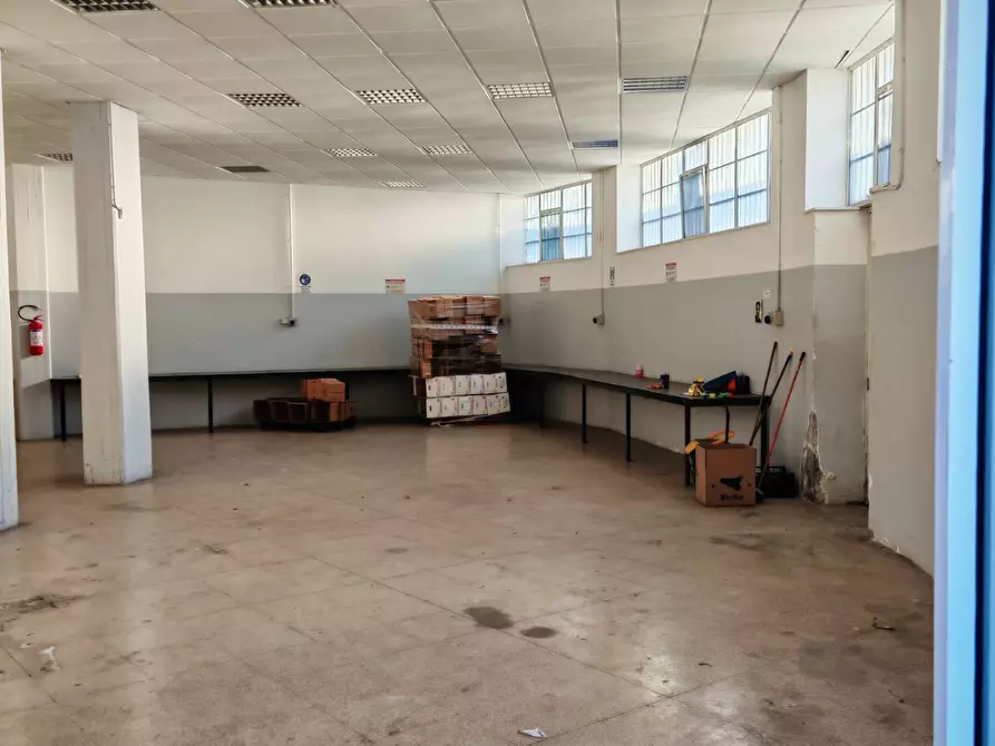 Immagine 2 di Locale commerciale in vendita  a Santa Maria Di Licodia