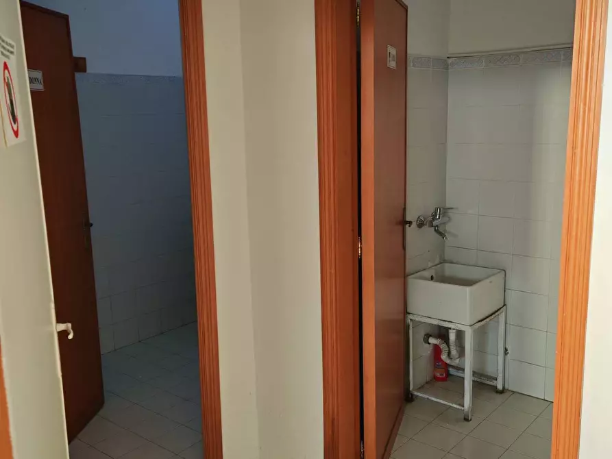 Immagine 8 di Locale commerciale in vendita  a Santa Maria Di Licodia