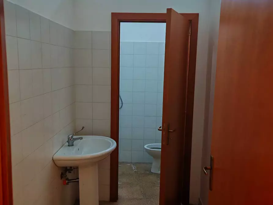 Immagine 9 di Locale commerciale in vendita  a Santa Maria Di Licodia