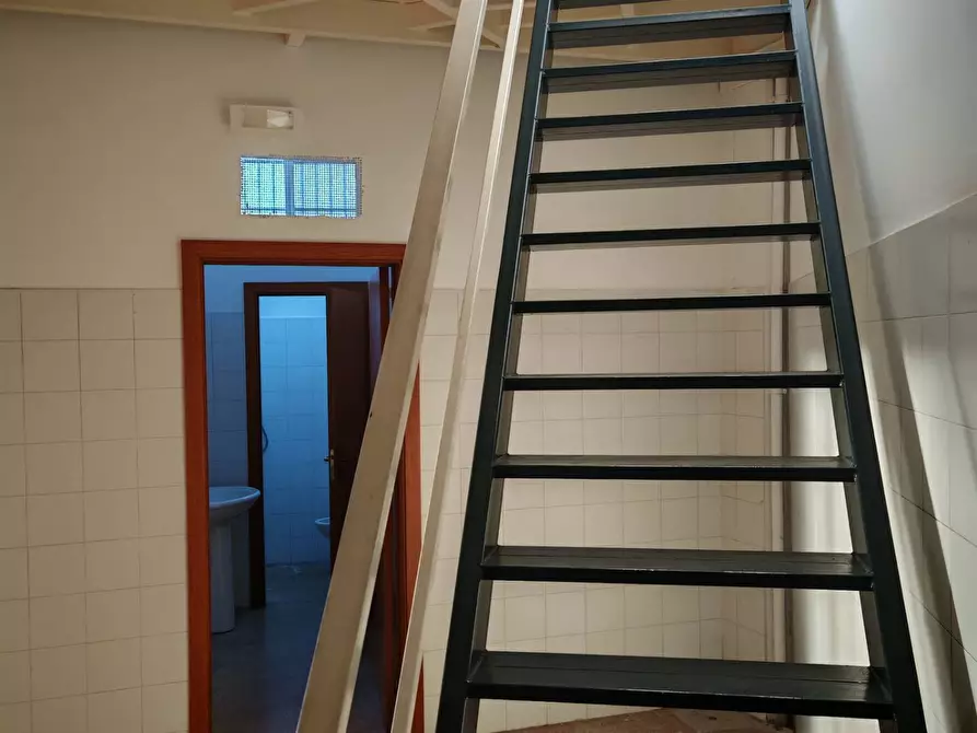 Immagine 10 di Locale commerciale in vendita  a Santa Maria Di Licodia