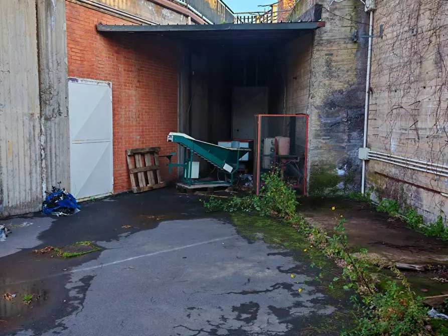 Immagine 19 di Locale commerciale in vendita  a Santa Maria Di Licodia