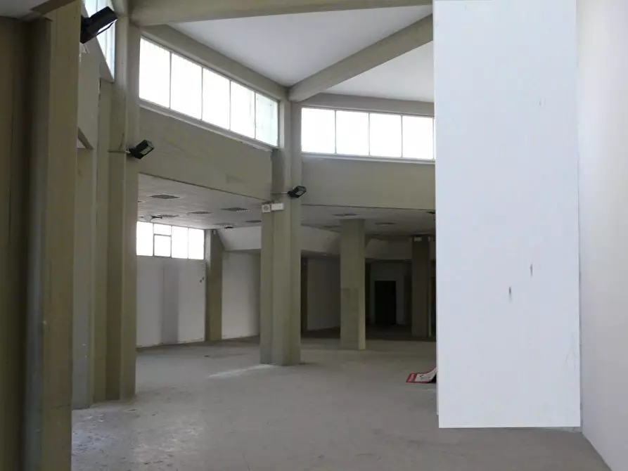 Immagine 4 di Negozio in vendita  a Santa Maria Di Licodia