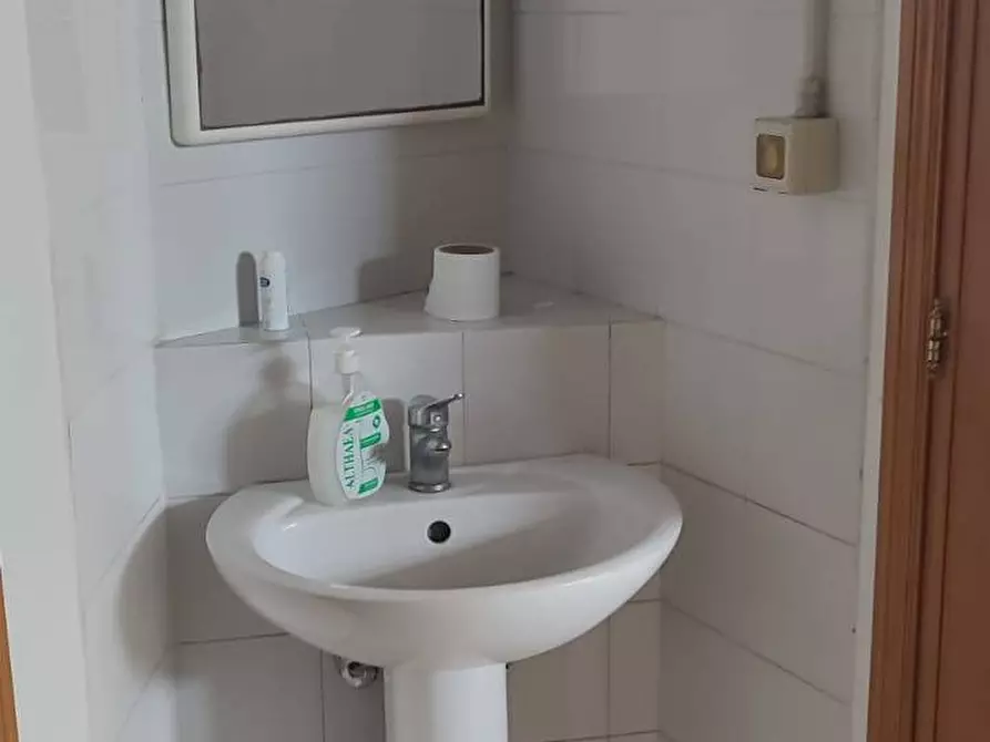 Immagine 10 di Negozio in vendita  a Santa Maria Di Licodia