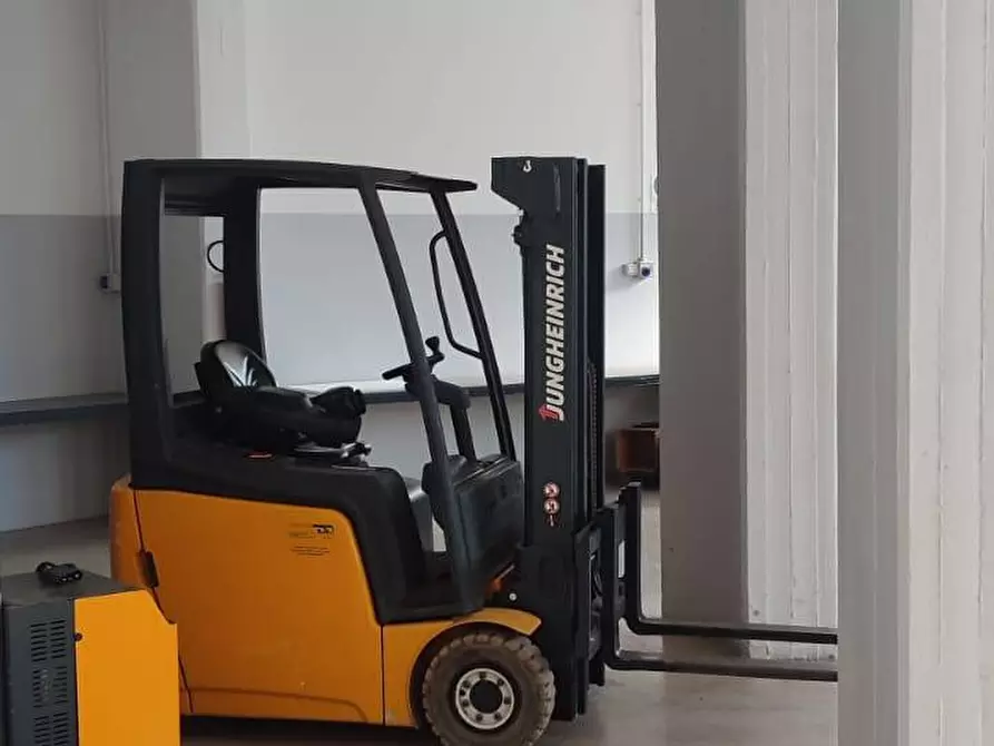 Immagine 6 di Negozio in vendita  a Santa Maria Di Licodia