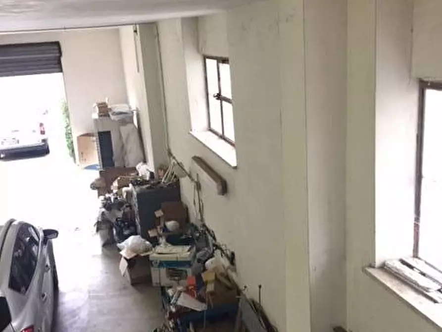 Immagine 10 di Locale commerciale in vendita  in Gioele Solari a Roma