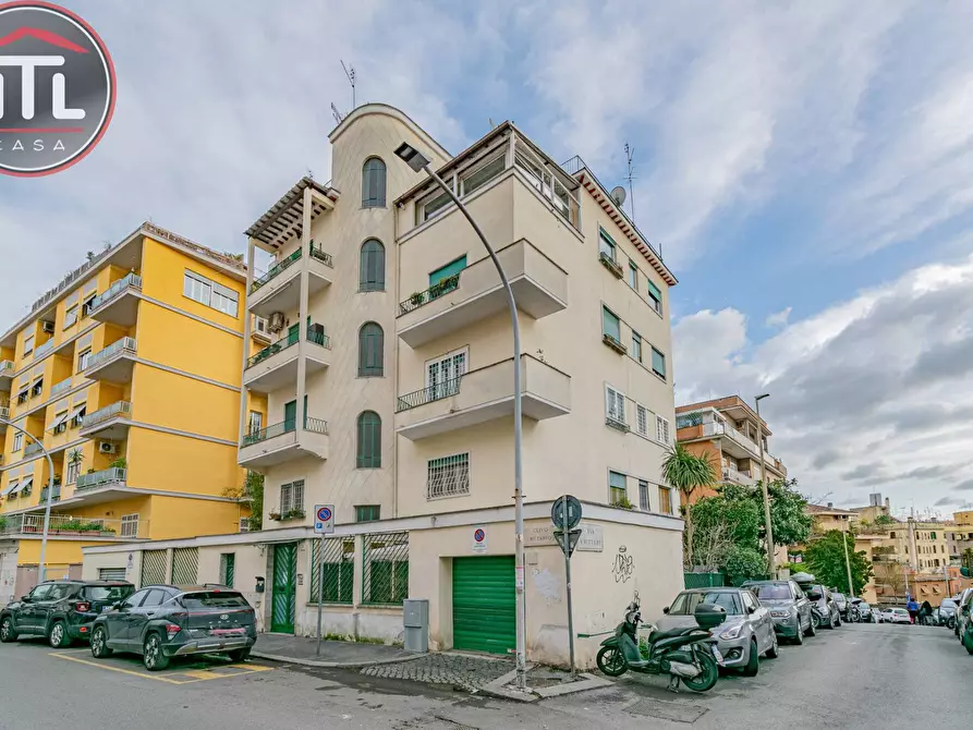 Immagine 1 di Appartamento in vendita  in Via Clivo Rutario 38 a Roma