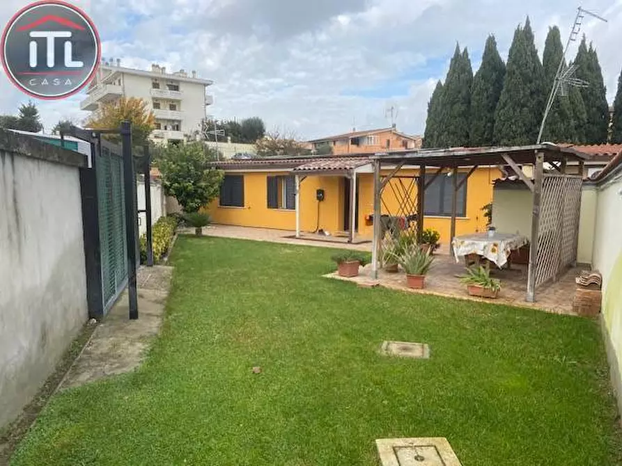 Immagine 1 di Villa in vendita  in Via Bartolomeo Chesi a Roma