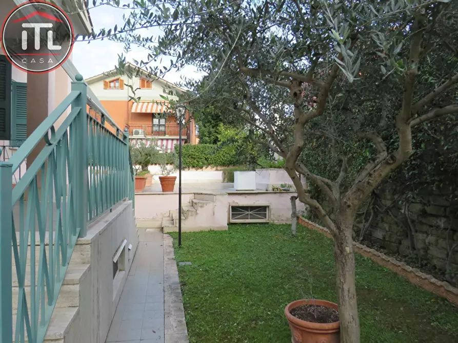 Immagine 6 di Villa in vendita  in Via Diano D'alba 5 a Roma