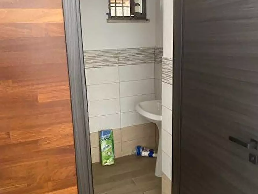 Immagine 12 di Locale commerciale in affitto  in Carlo Severini a Roma