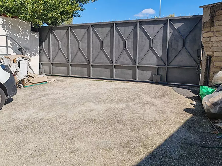 Immagine 1 di Locale commerciale in affitto  in Carlo Severini a Roma