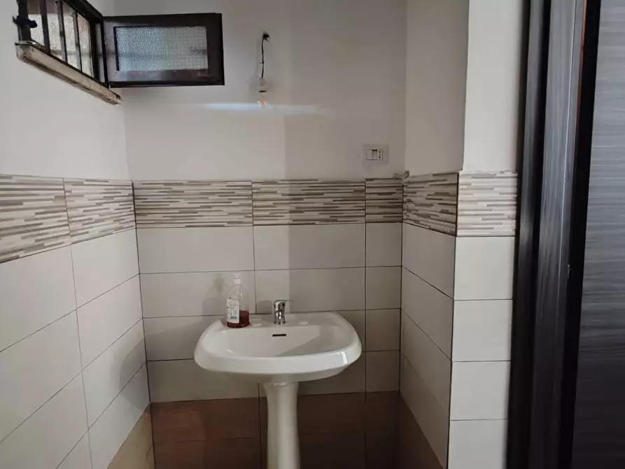 Immagine 14 di Locale commerciale in affitto  in Carlo Severini a Roma