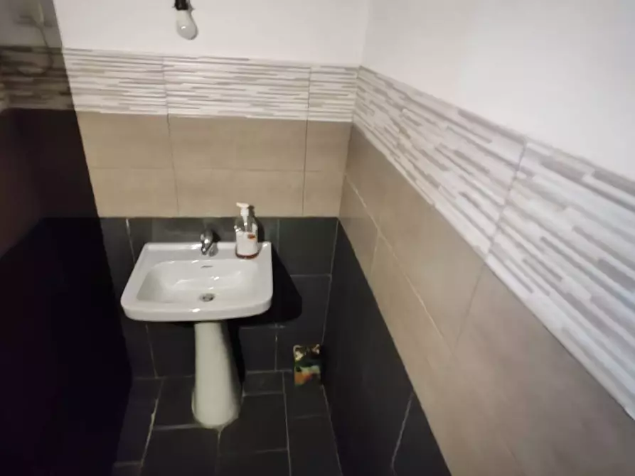 Immagine 16 di Locale commerciale in affitto  in Carlo Severini a Roma