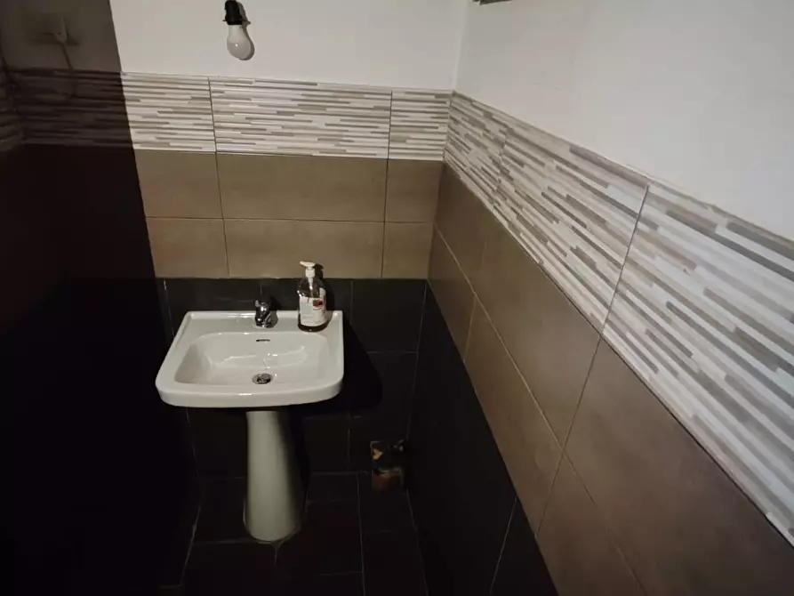 Immagine 19 di Locale commerciale in affitto  in Carlo Severini a Roma