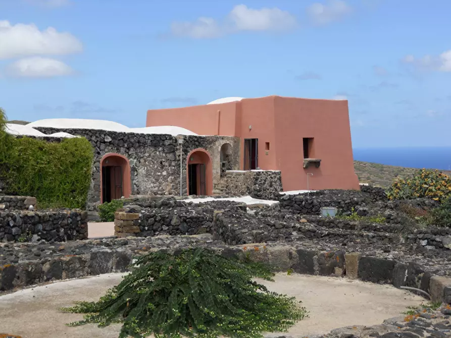 Immagine 1 di Villa in vendita  in Contrada Khamma 87 a Pantelleria