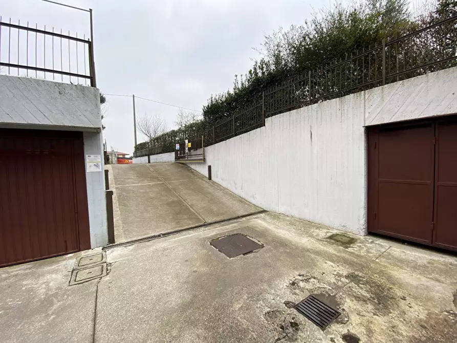 Immagine 2 di Box auto in vendita  in via Donizetti 7 a Bagnatica