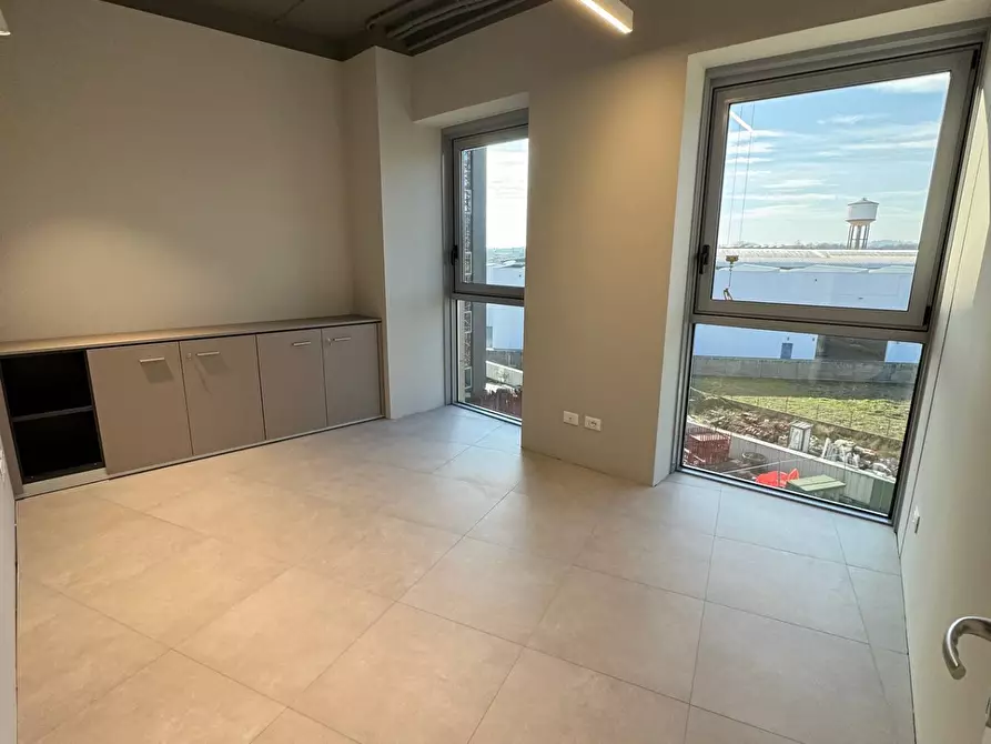 Immagine 7 di Ufficio in affitto  in Via Marco Biagi 95 a Arcene