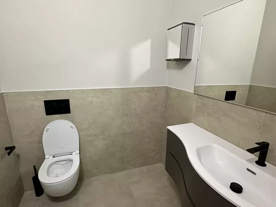 Immagine 8 di Ufficio in affitto  in Via Marco Biagi 95 a Arcene