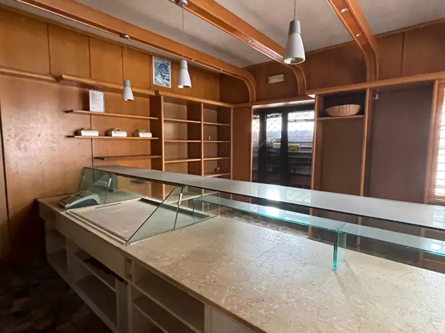 Immagine 5 di Negozio in vendita  in Via della Libertà 14 a Almenno San Salvatore