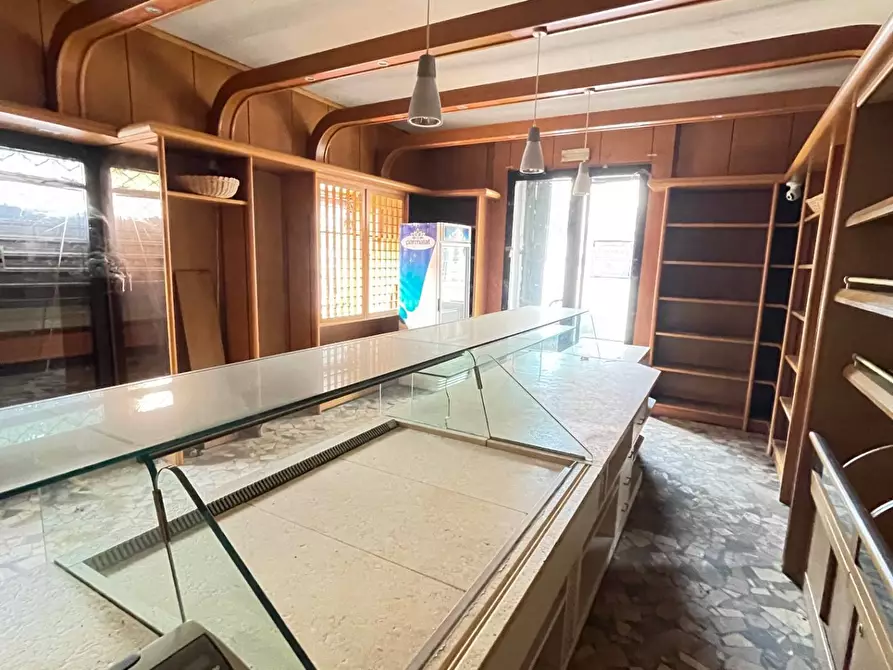 Immagine 9 di Negozio in vendita  in Via della Libertà 14 a Almenno San Salvatore