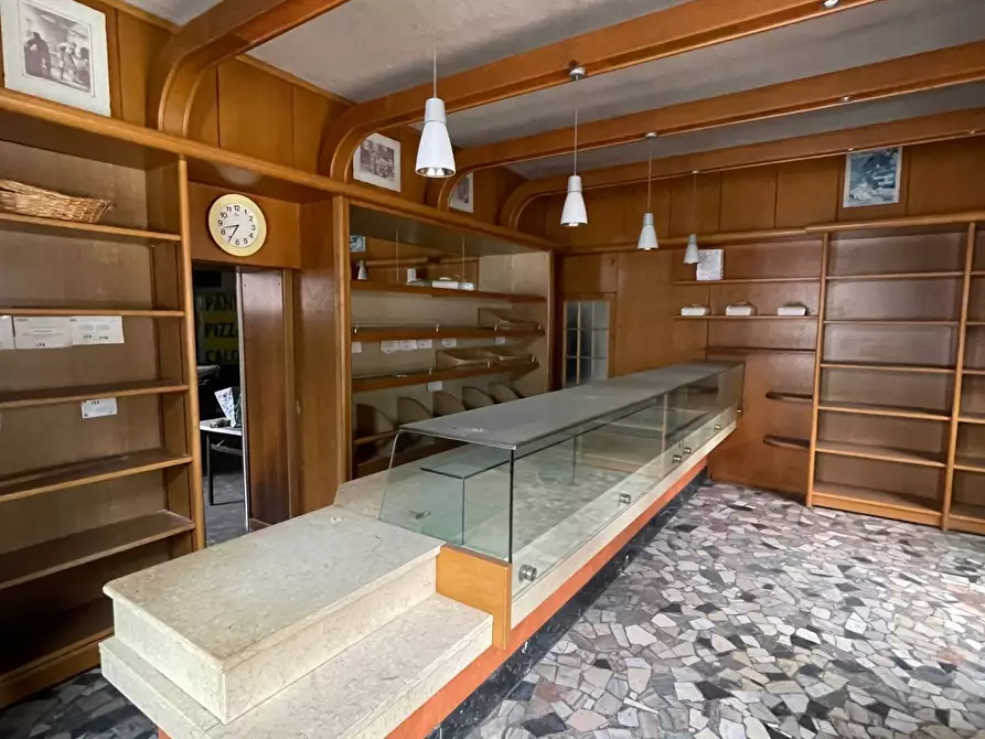 Immagine 10 di Negozio in vendita  in Via della Libertà 14 a Almenno San Salvatore